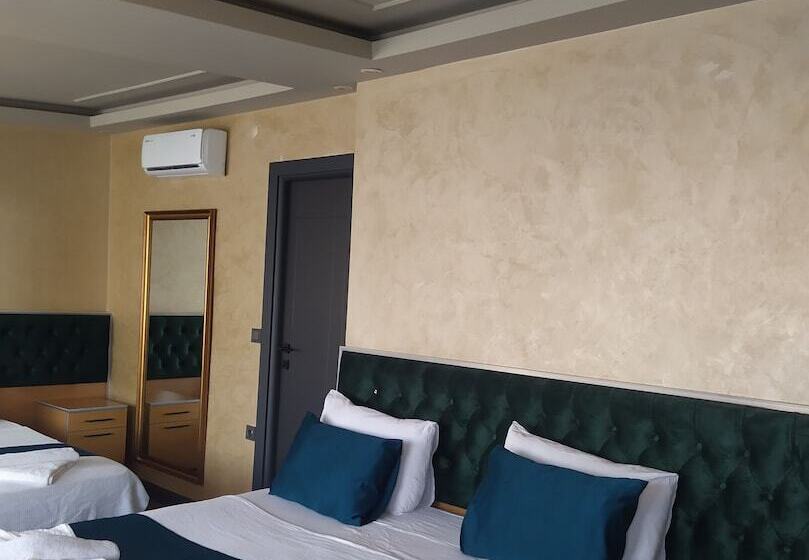 ファミリールーム, The Moss