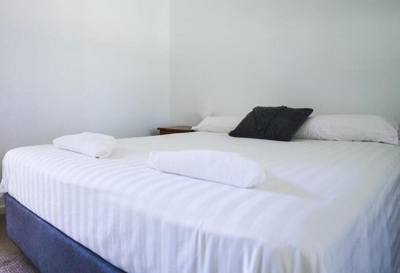 דירת חדר, Mounties @ Sussex