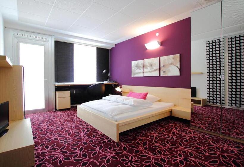 חדר משפחתי, College Garden