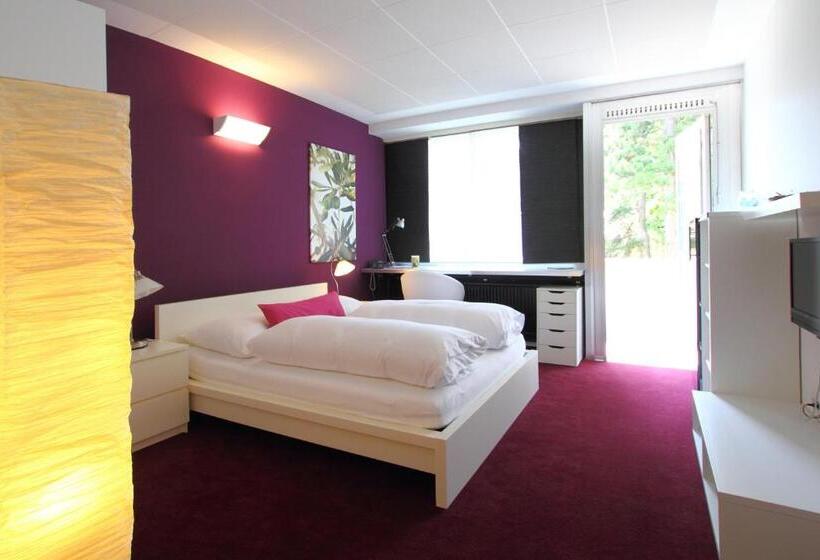 חדר משפחתי, College Garden