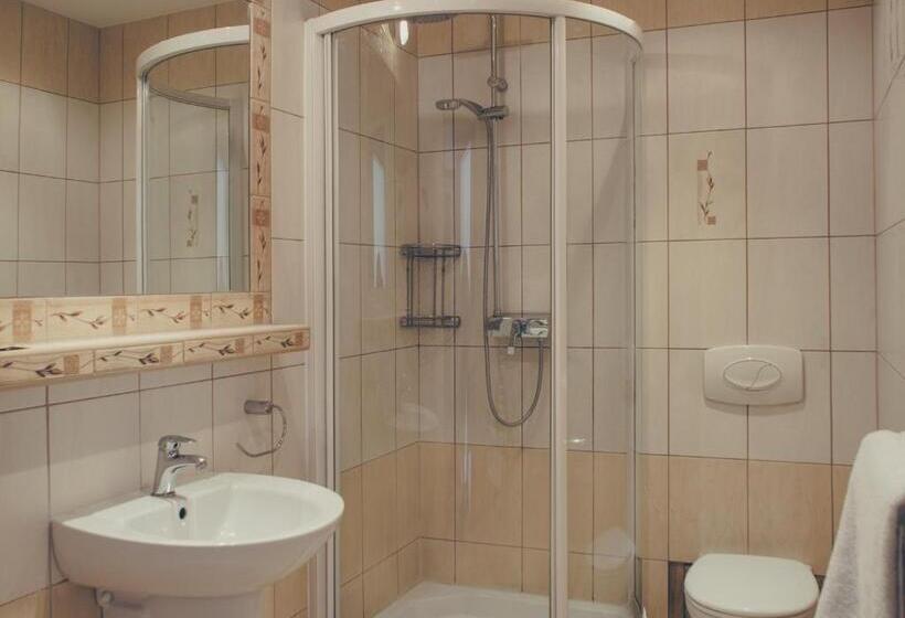 غرفة قياسية فردية, Dwa Księżyce