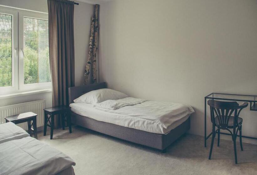 غرفة قياسية فردية, Dwa Księżyce