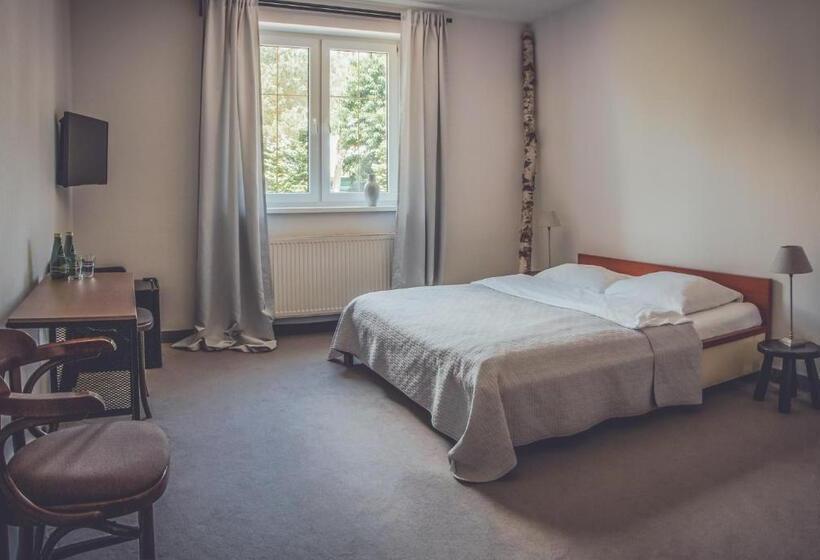 غرفة قياسية, Dwa Księżyce