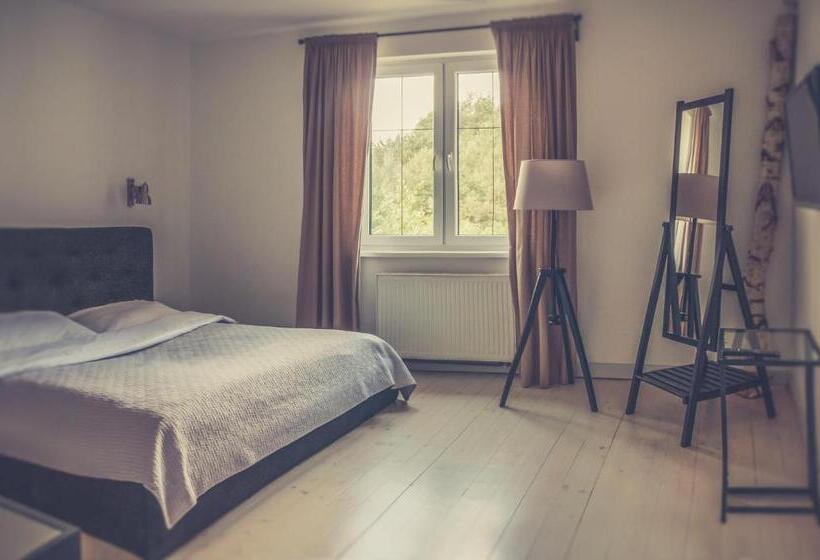 غرفة قياسية, Dwa Księżyce