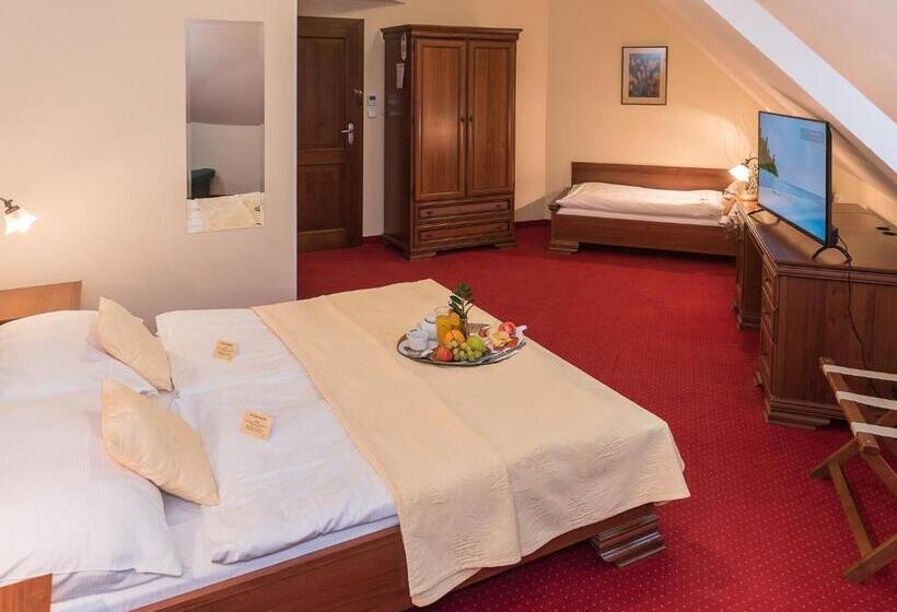 标准三人间, Hejtmanský Dvůr