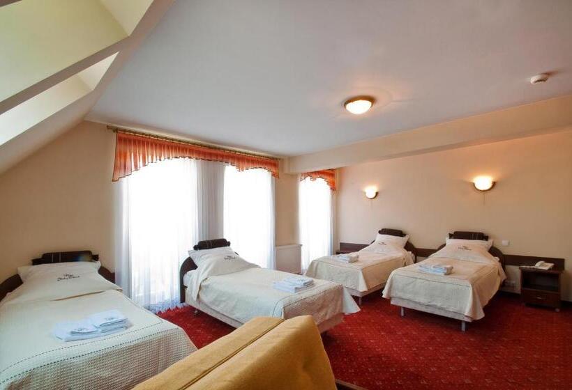 غرفة قياسية رباعية, Skalny Dworek