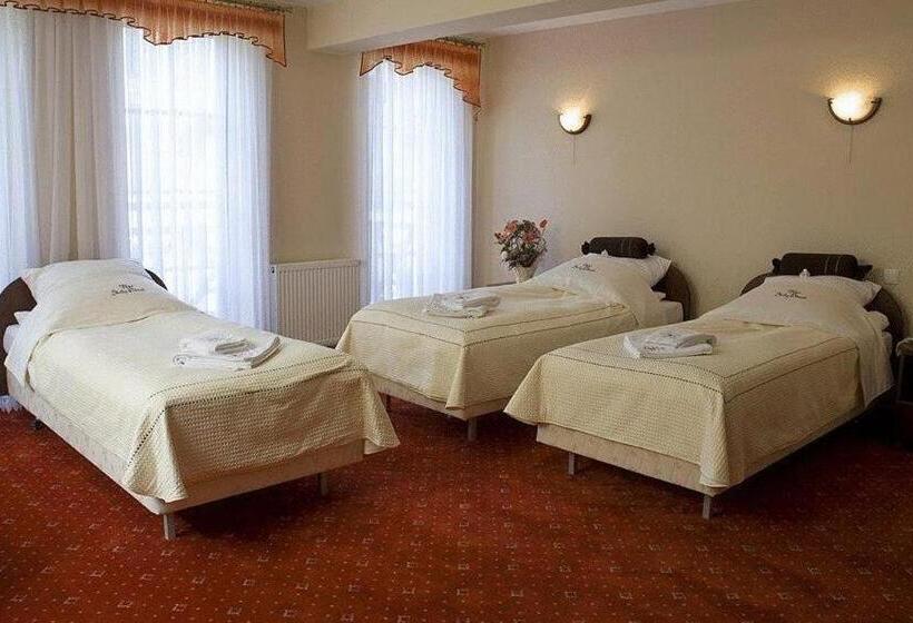 غرفة قياسية رباعية, Skalny Dworek