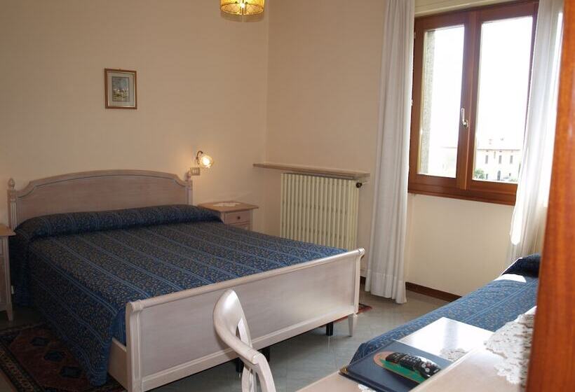 חדר סטנדרט לשלושה, Sole