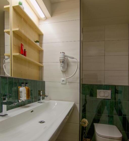 带阳台的三人标准间, Srni