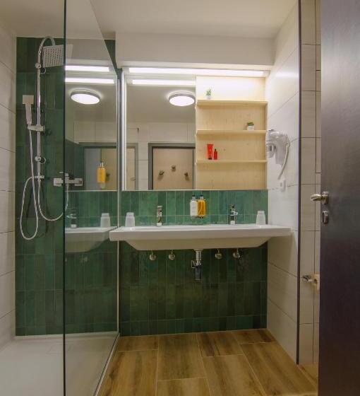 带阳台的三人标准间, Srni