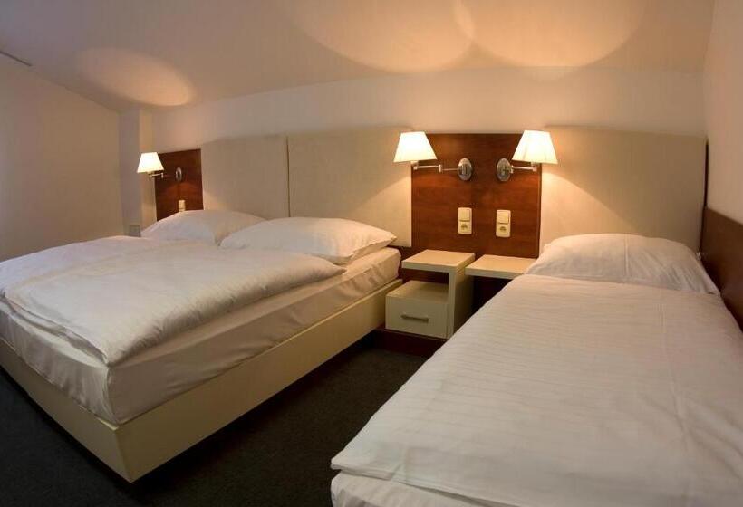 带阳台的三人标准间, Srni