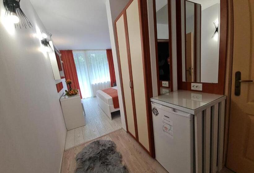 غرفة قياسية مطلّة علي حمام السباحة, Sunquest