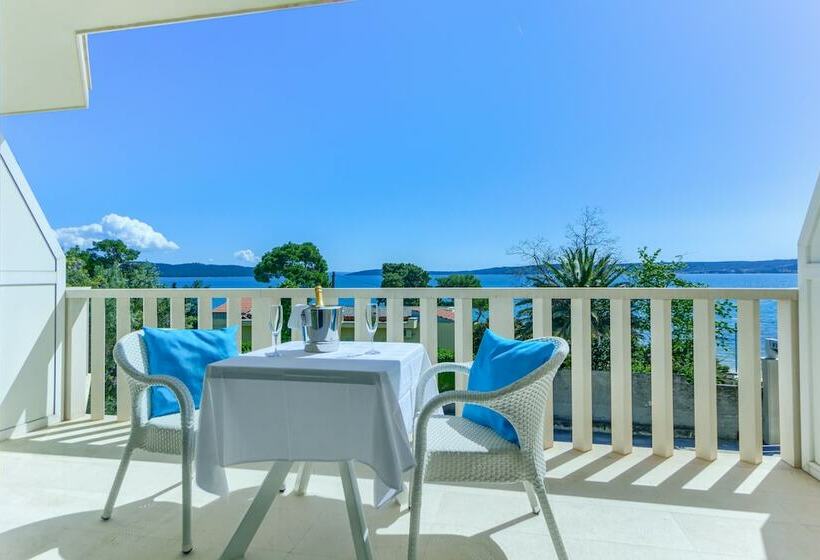 اتاق لوکس با چشمانداز دریا, Riva