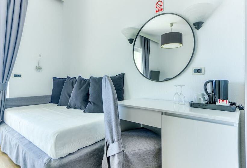 اتاق لوکس با چشمانداز دریا, Riva