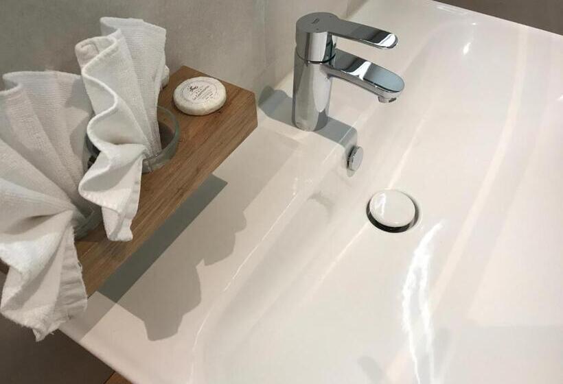 חדר משפחתי, La Campagnola