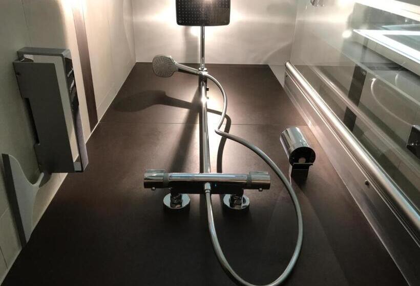 חדר משפחתי, La Campagnola