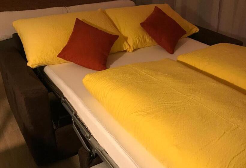 חדר משפחתי, La Campagnola