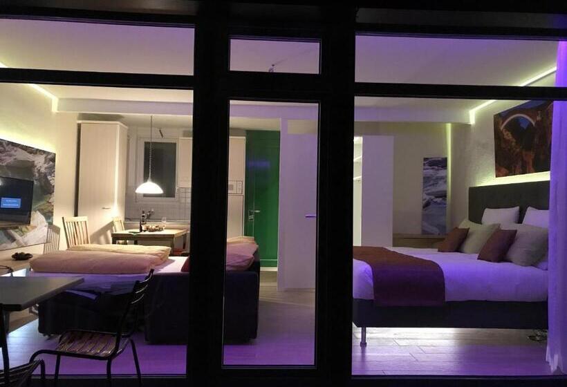 חדר משפחתי, La Campagnola