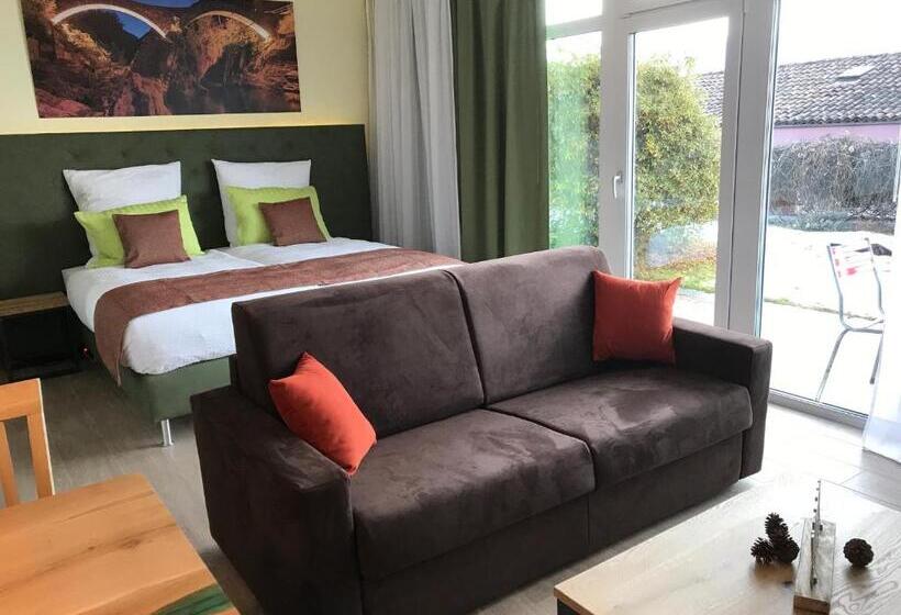 חדר משפחתי, La Campagnola