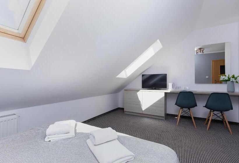 スタンダードルーム, Willa Florek