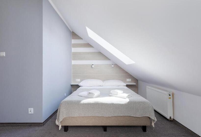 スタンダードルーム, Willa Florek