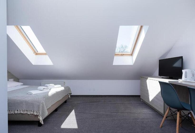 スタンダードルーム, Willa Florek