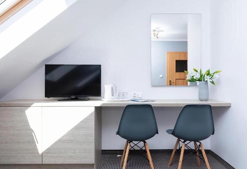 スタンダードルーム, Willa Florek