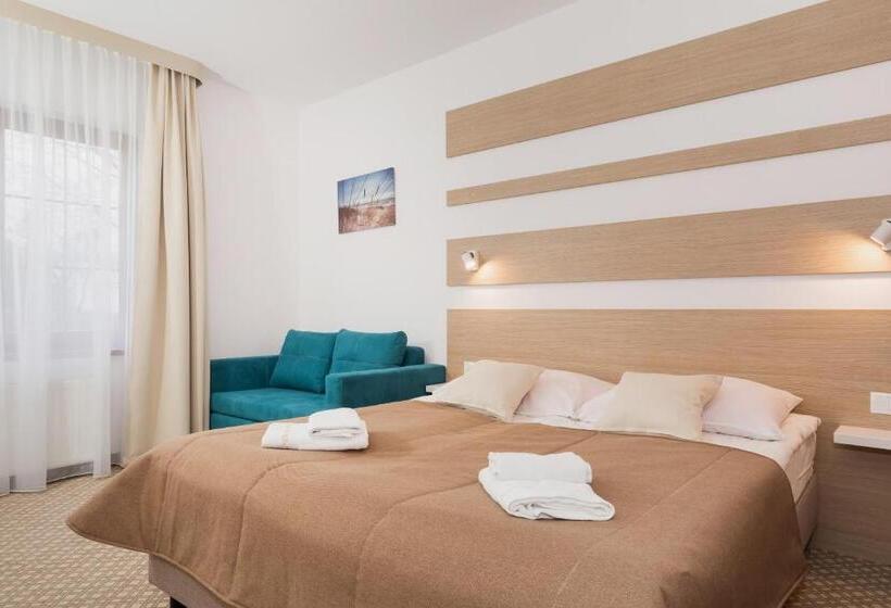 スタンダードトリプルルーム, Willa Florek