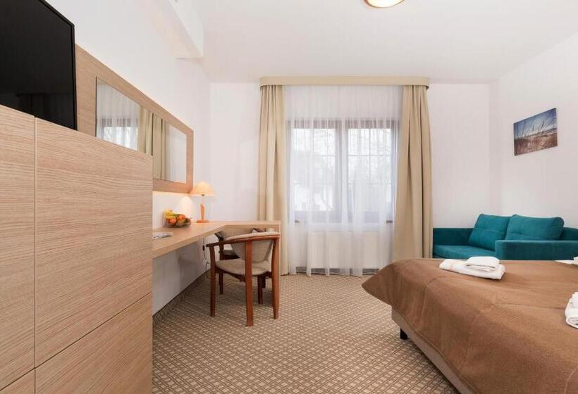 スタンダードトリプルルーム, Willa Florek