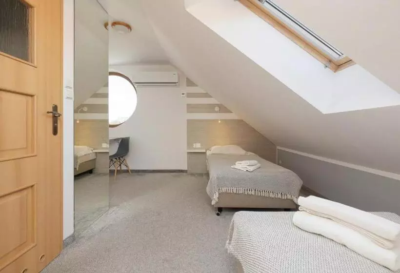 Standard Kolmen Hengen Huone, Willa Florek