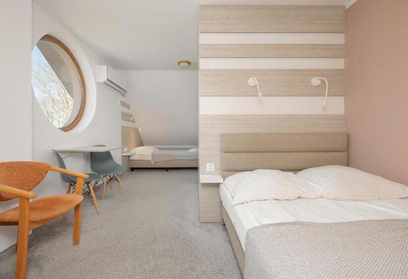 スタンダードトリプルルーム, Willa Florek