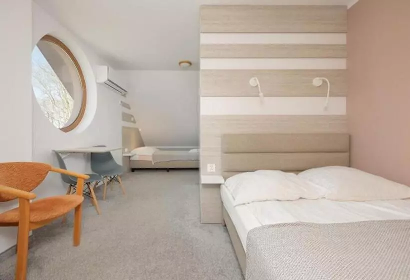 Standard Kolmen Hengen Huone, Willa Florek
