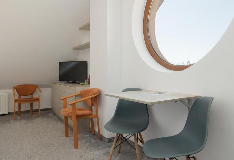 スタンダードトリプルルーム, Willa Florek