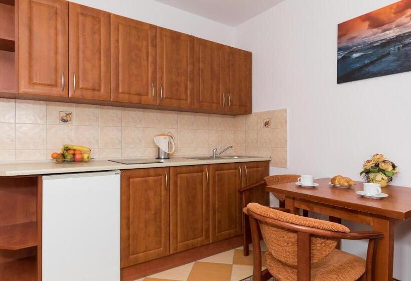 1ベッドルームアパートメント, Willa Florek