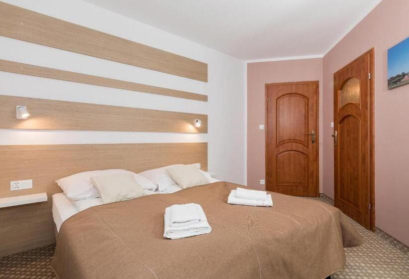 1ベッドルームアパートメント, Willa Florek