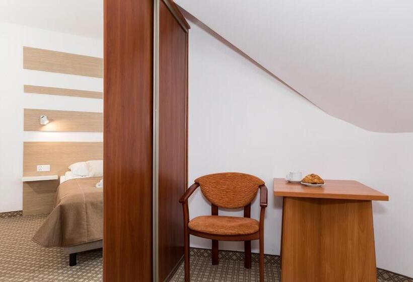 スタンダードルーム, Willa Florek