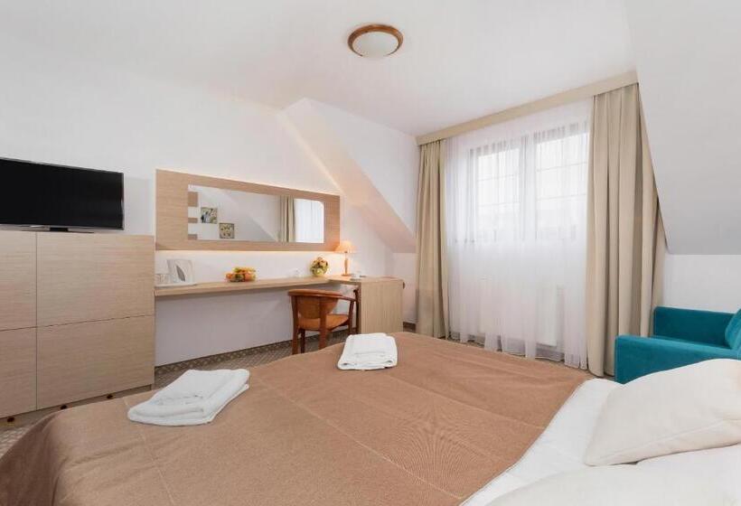 スタンダードルーム, Willa Florek