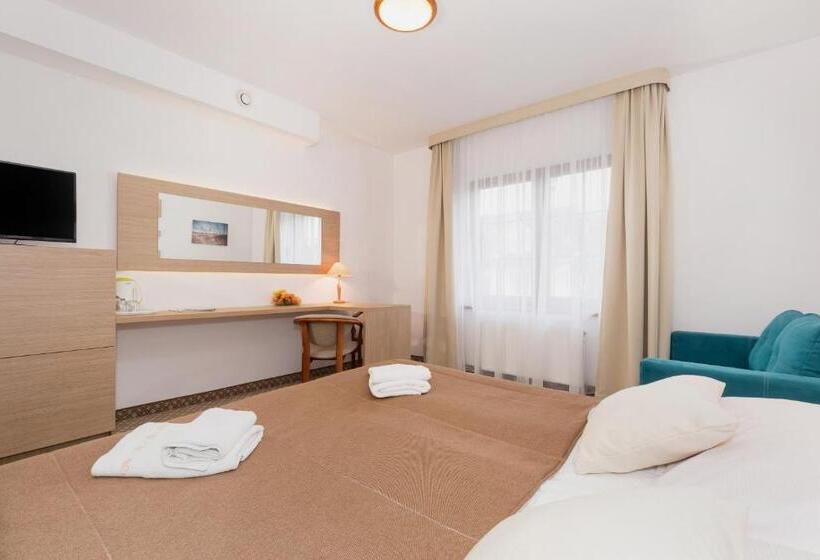 スタンダードトリプルルーム, Willa Florek