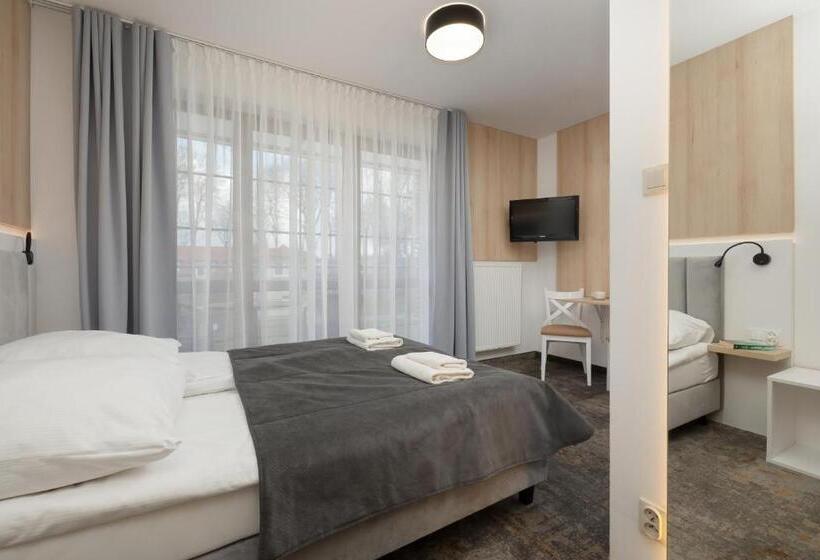 スタンダードルーム, Willa Florek