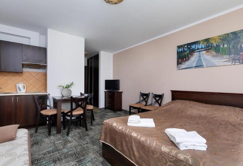 スタンダードルーム, Willa Florek