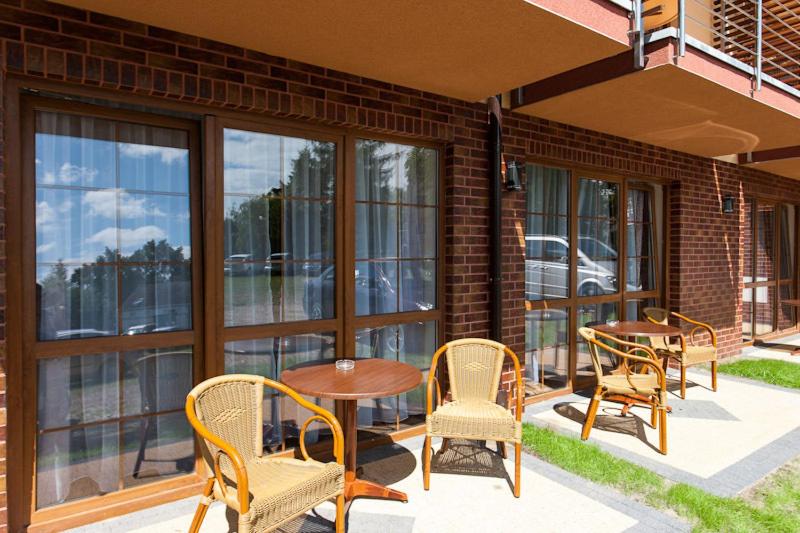 スタンダードルーム, Willa Florek