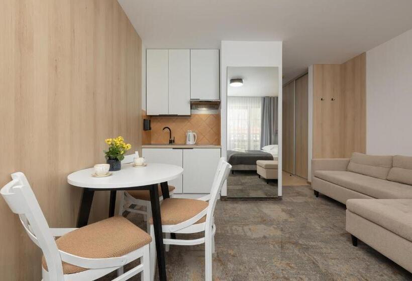 スタンダードトリプルルーム, Willa Florek