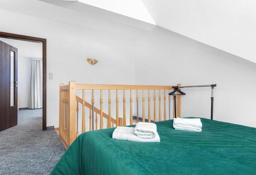 1ベッドルームアパートメント, Willa Florek