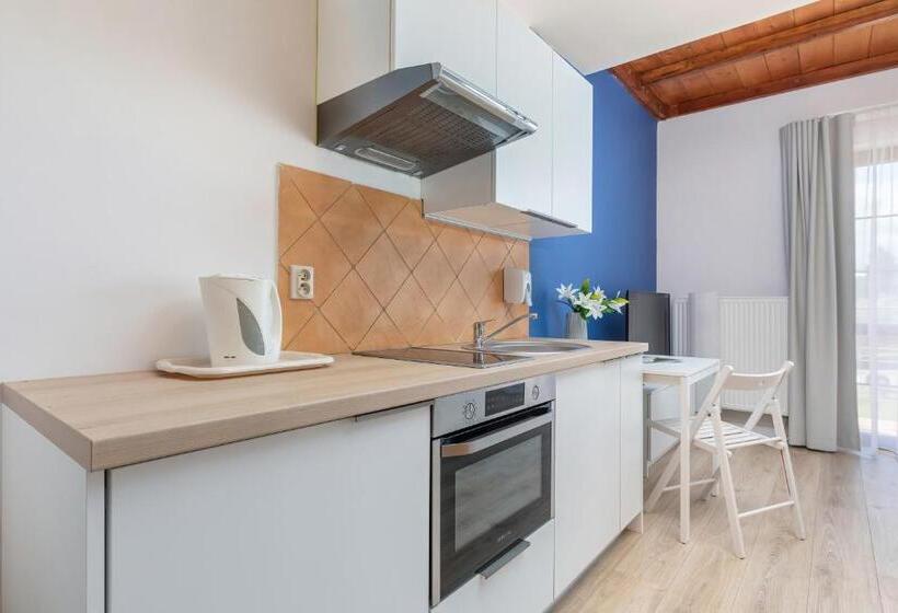 1ベッドルームアパートメント, Willa Florek