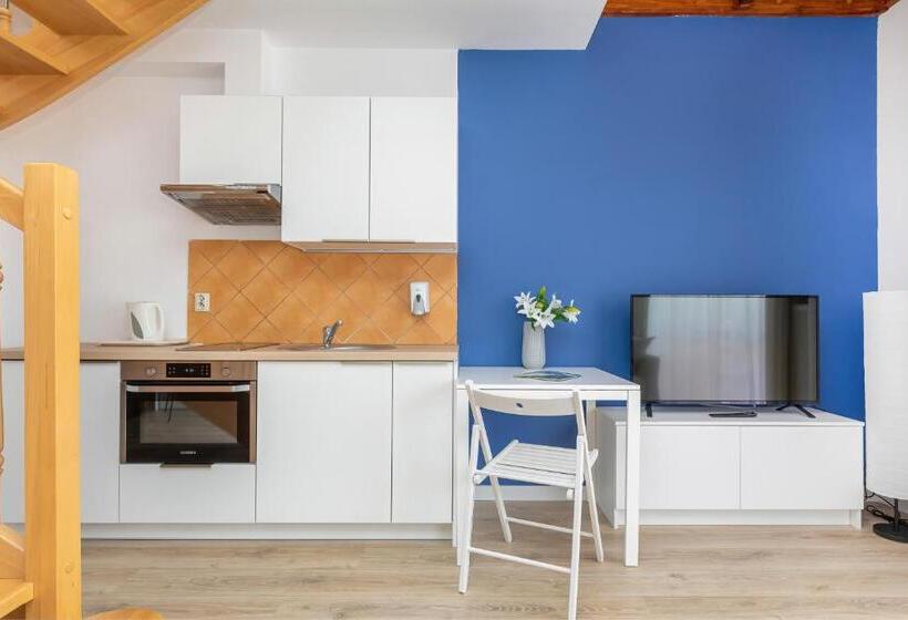 1ベッドルームアパートメント, Willa Florek