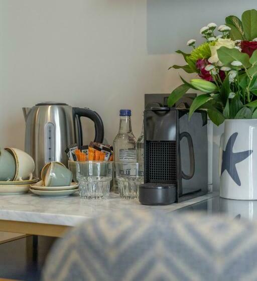 スタンダードルーム, Oyster House