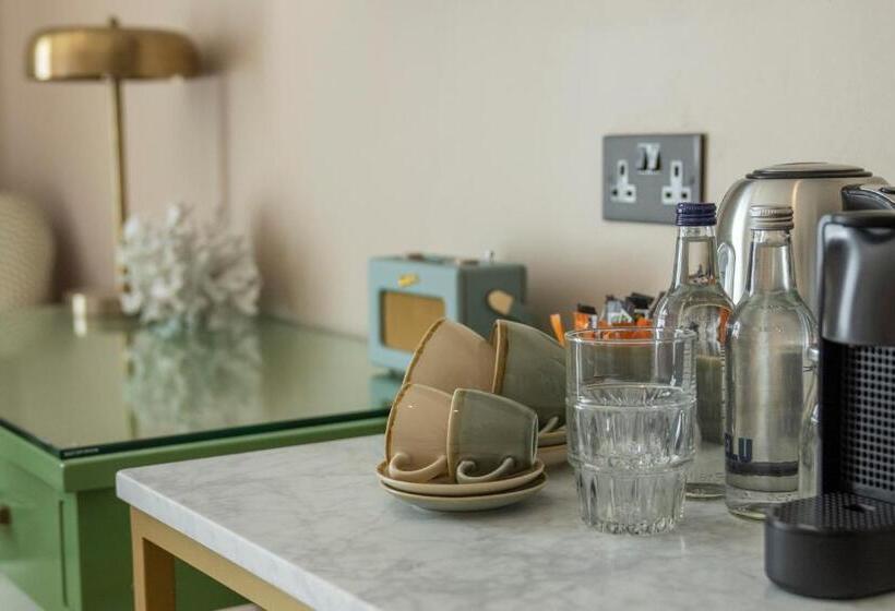 スタンダードルーム, Oyster House