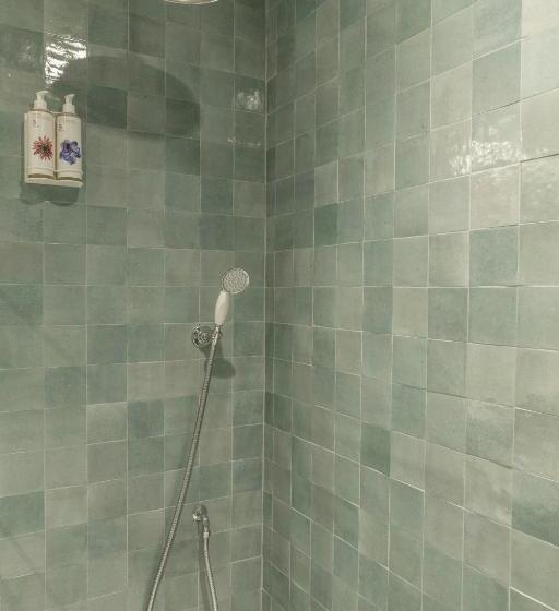 デラックスルーム, Oyster House