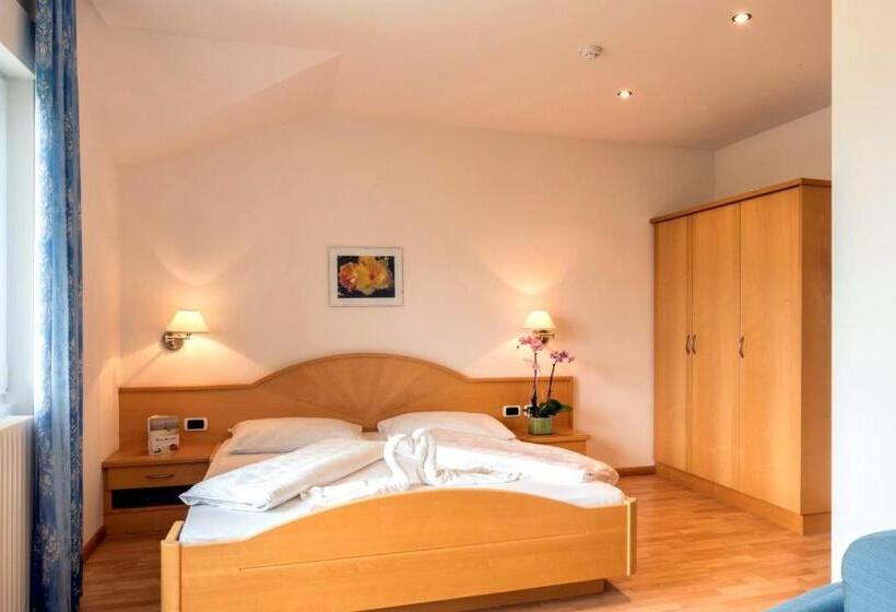 标准间带游泳池, Garni Grüner Baum