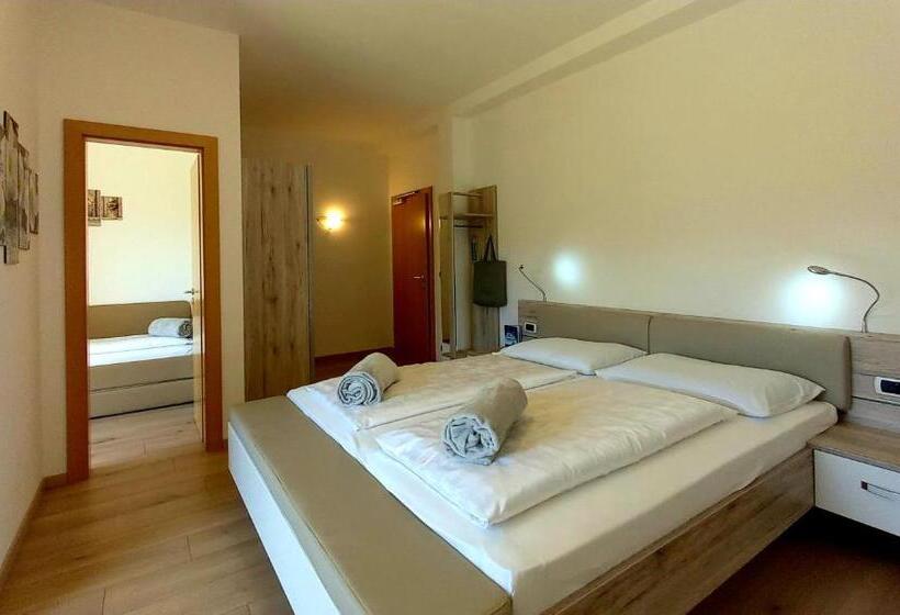 חדר משפחתי, Garni Grüner Baum